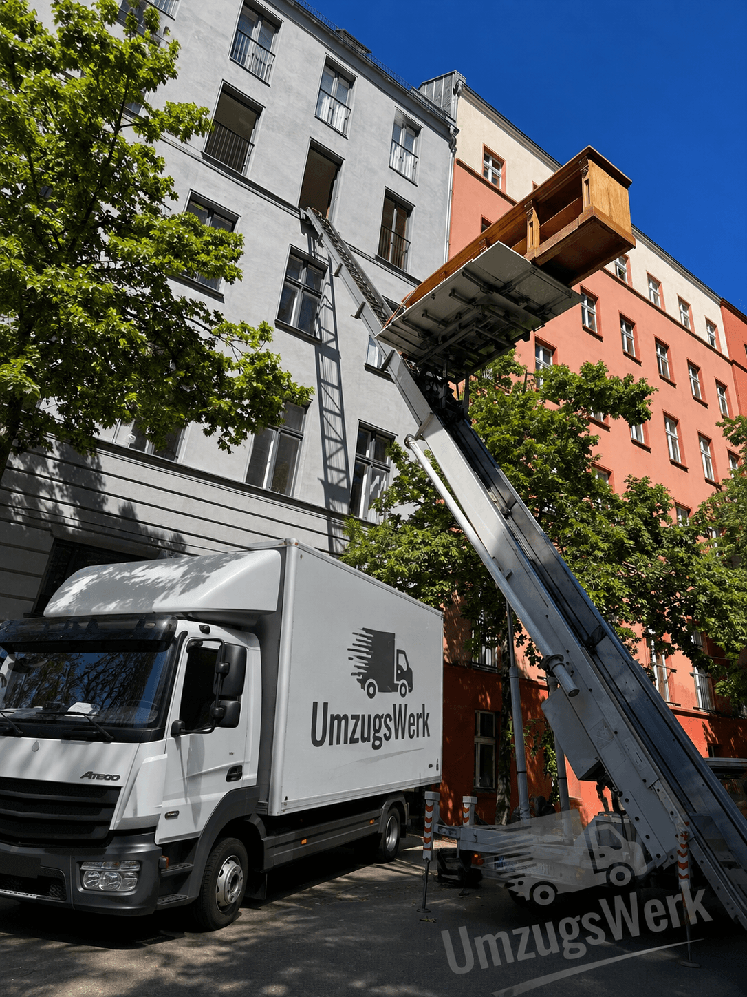 Brandierter UmzugsWerk-Transporter in Berlin