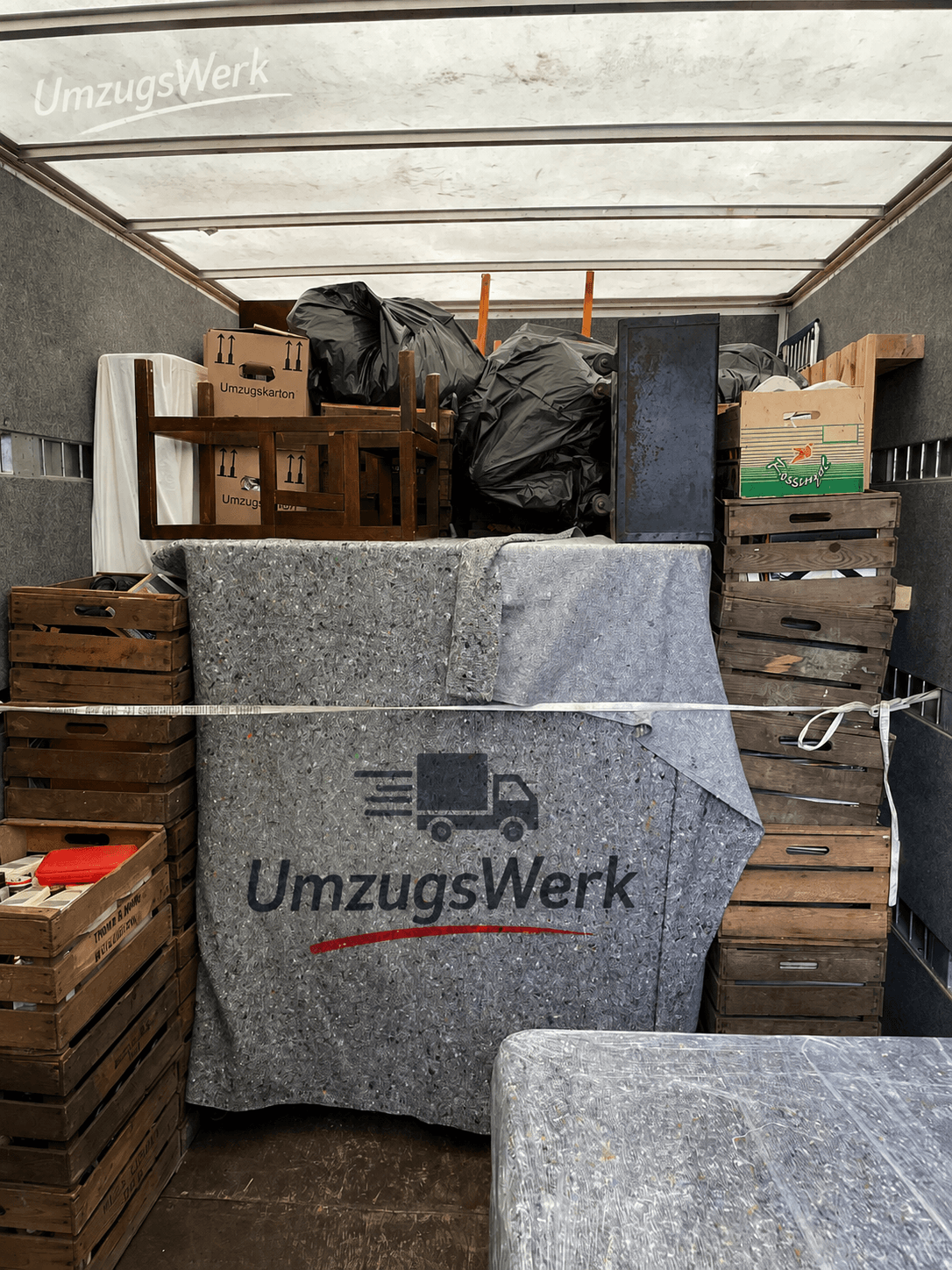 Professionell beladener Umzugstransporter